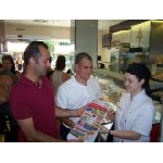 Varias panaderías y supermercados de Águilas se suman a una iniciativa para reducir el consumo de bolsas de plástico